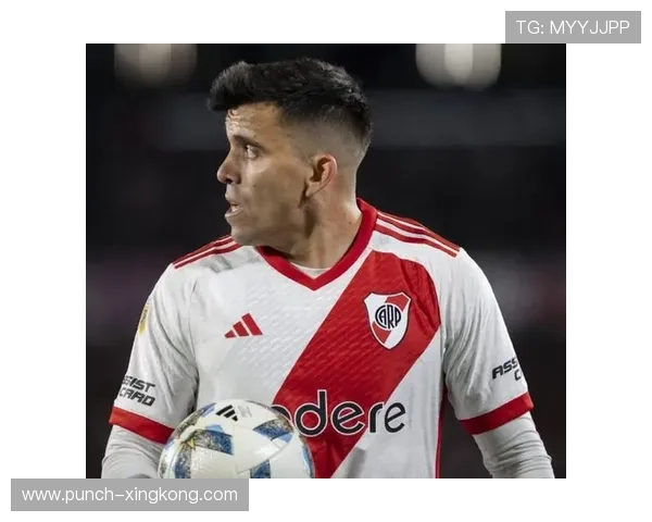 这位老足球球星头像的男性是谁 他在足球历史上的地位如何